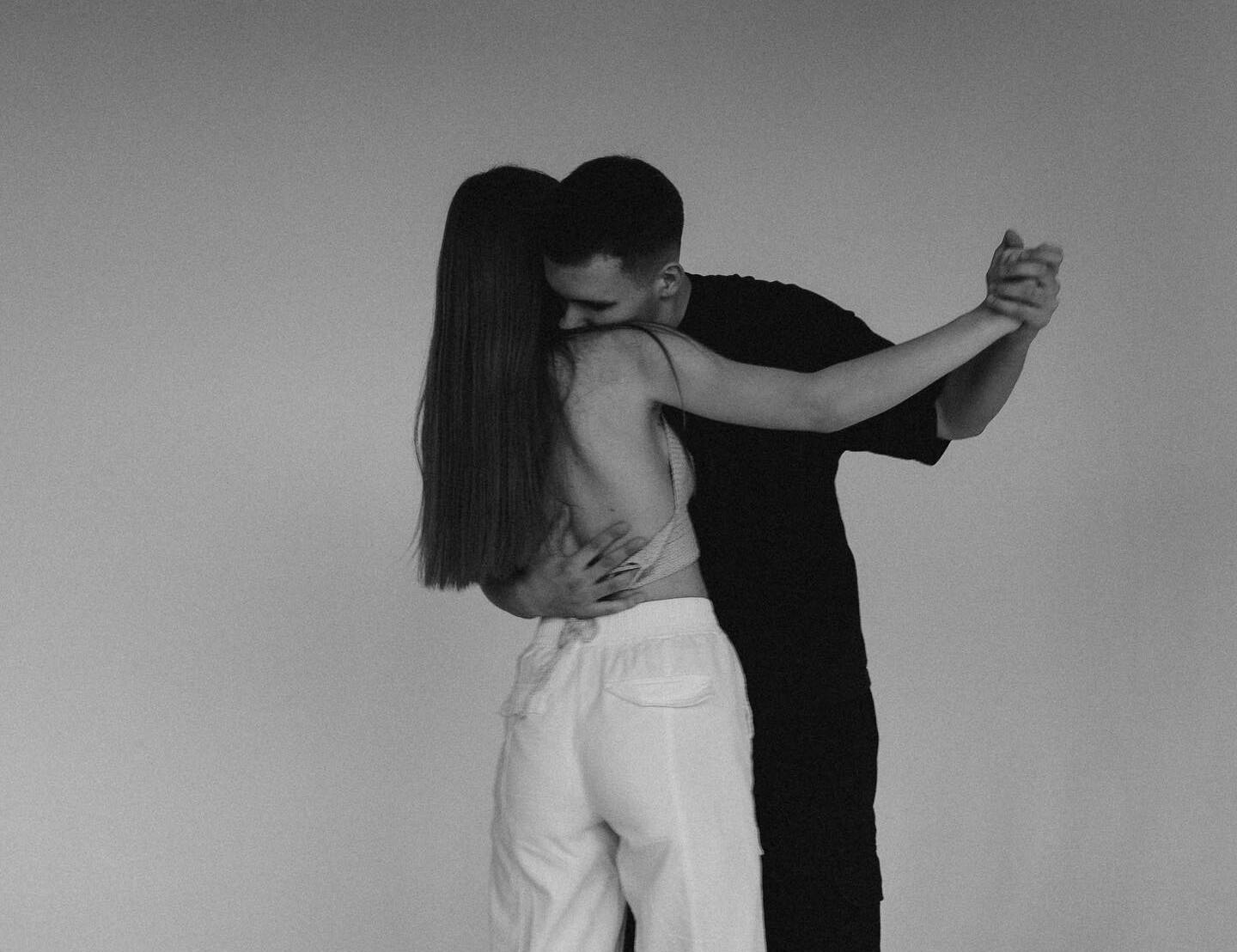 Виконавець Yaktak зняв свою дівчину в новому кліпі "Уночі" – дивіться