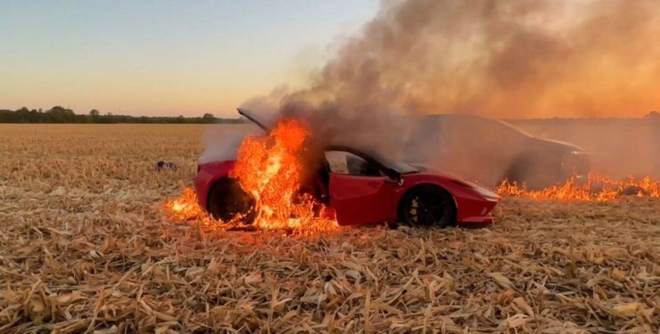 Все заради хайпу: блогер-мільйонник спалив суперкар Ferrari за $400 000 (Відео)