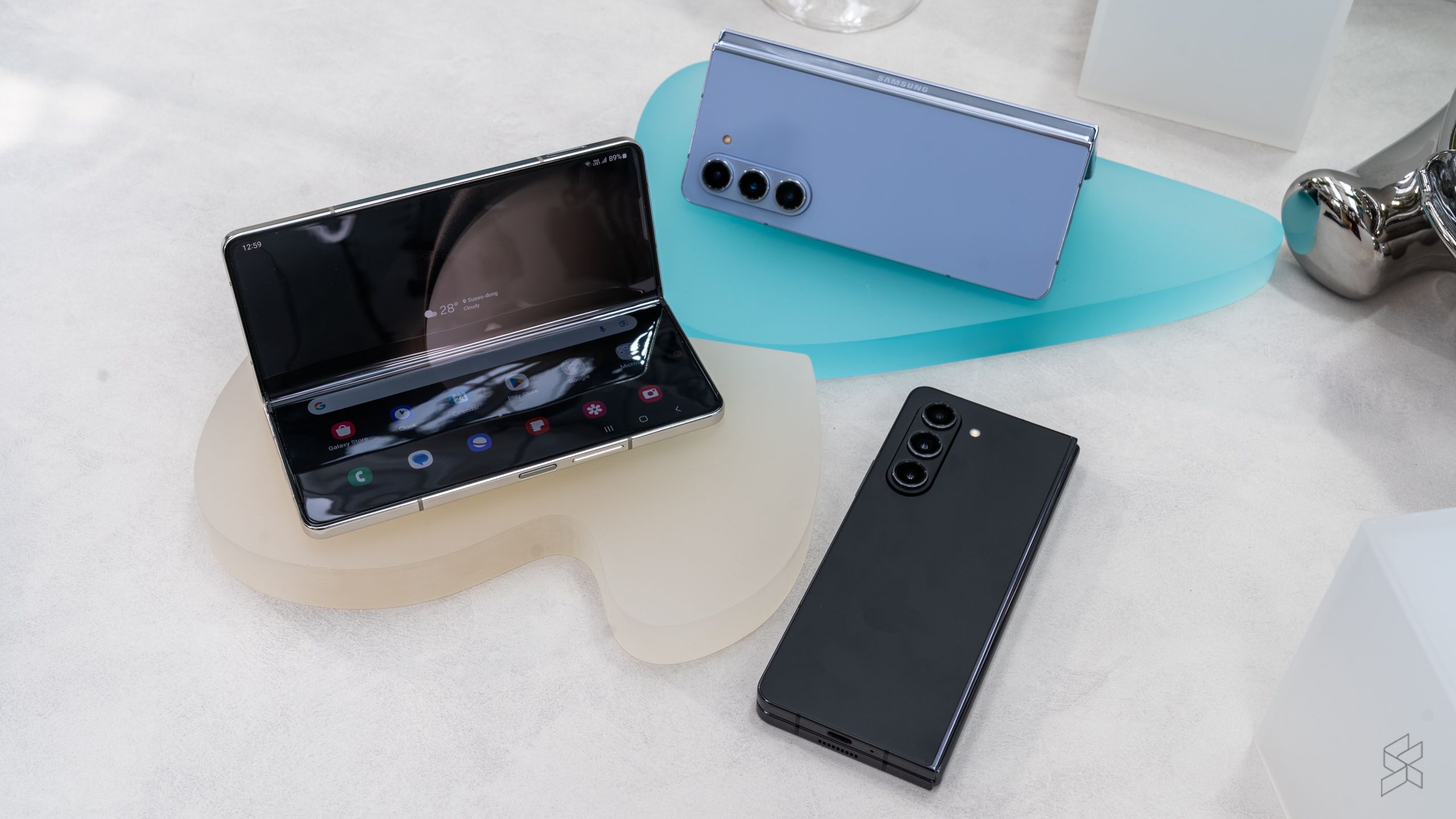 Samsung випадково потролила Apple: у мережі вже пропонують склеїти два iPhone скотчем