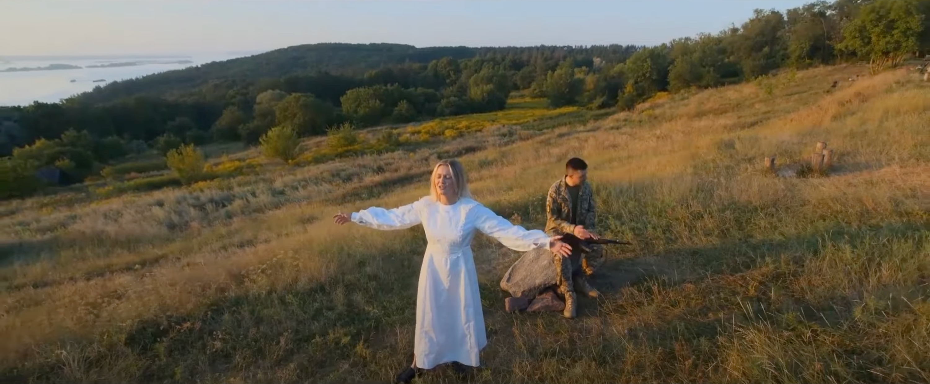 Співачка KOLA разом із захисником України потужно виконали гімн України на схилах Дніпра