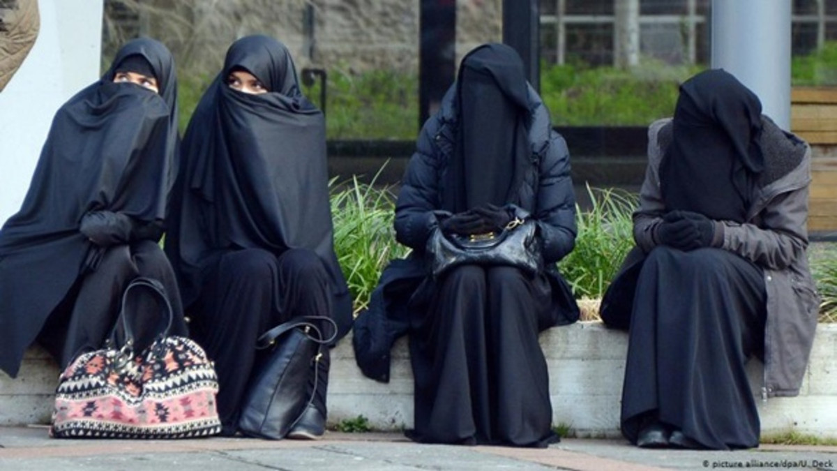 Жінки у традиційному мусульманському одязі - фото 1
