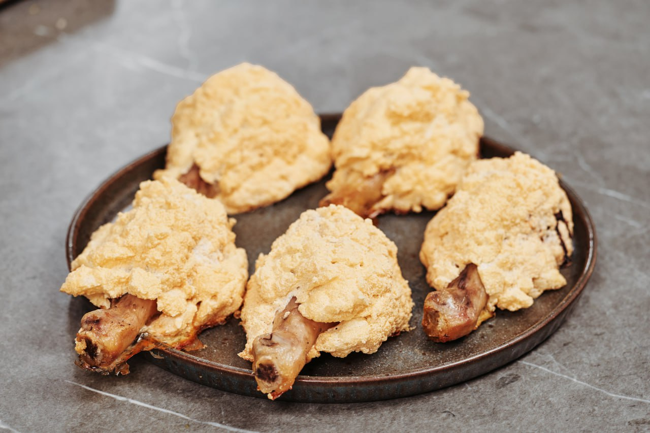 Хрумкі та ніжні запечені курячі гомілки: рецепт від Євгена Клопотенка