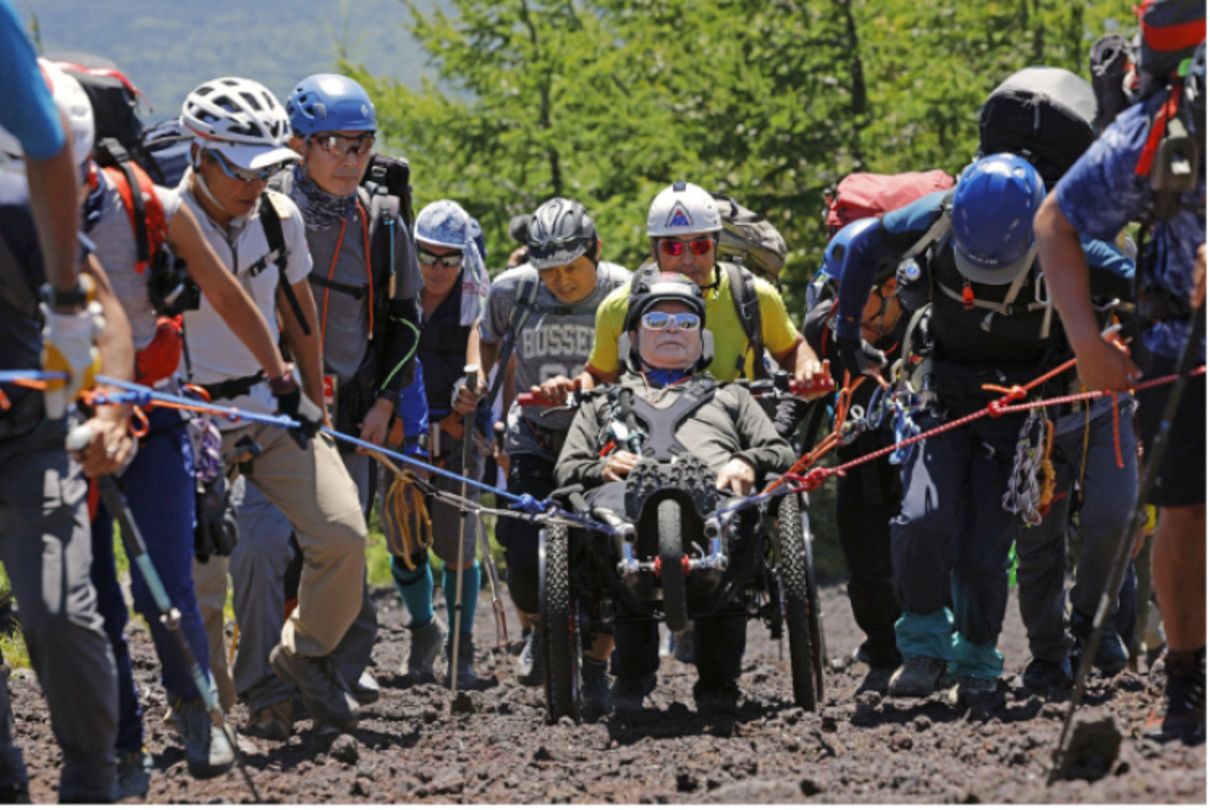 Підкорив гору в інвалідному візку - фото 1