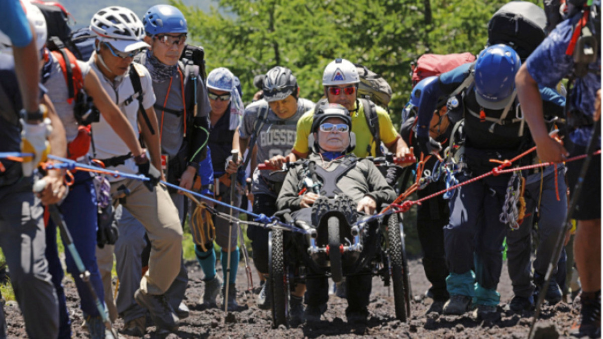 Підкорив гору в інвалідному візку - фото 1