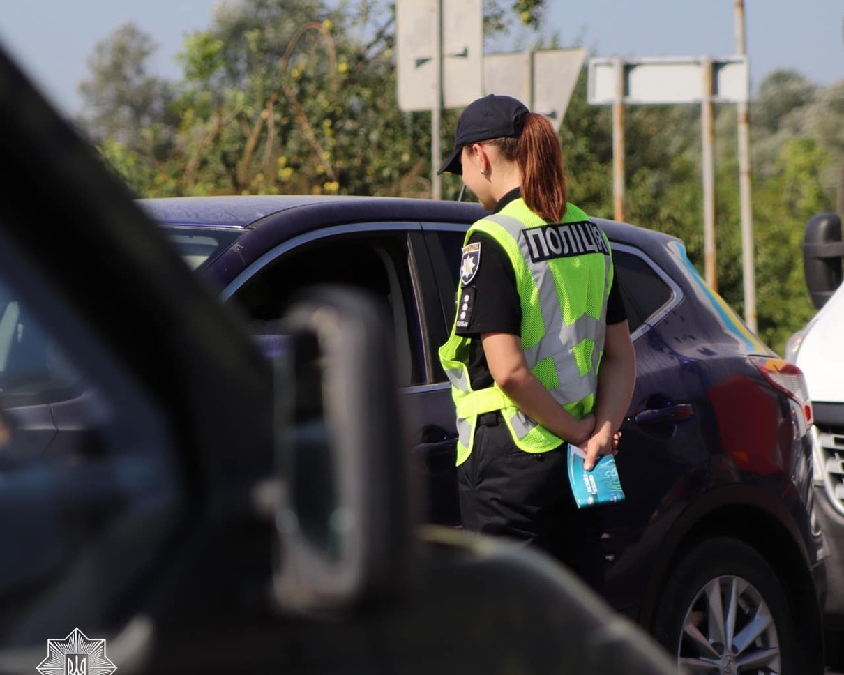 От-от мала народити: патрульні супроводили до пологового авто з жінкою