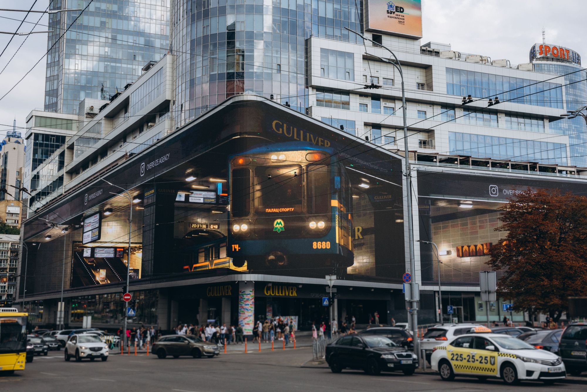 На київському ТРЦ з'явилася незвичайна 3D-інсталяція: крізь нього курсує потяг метро