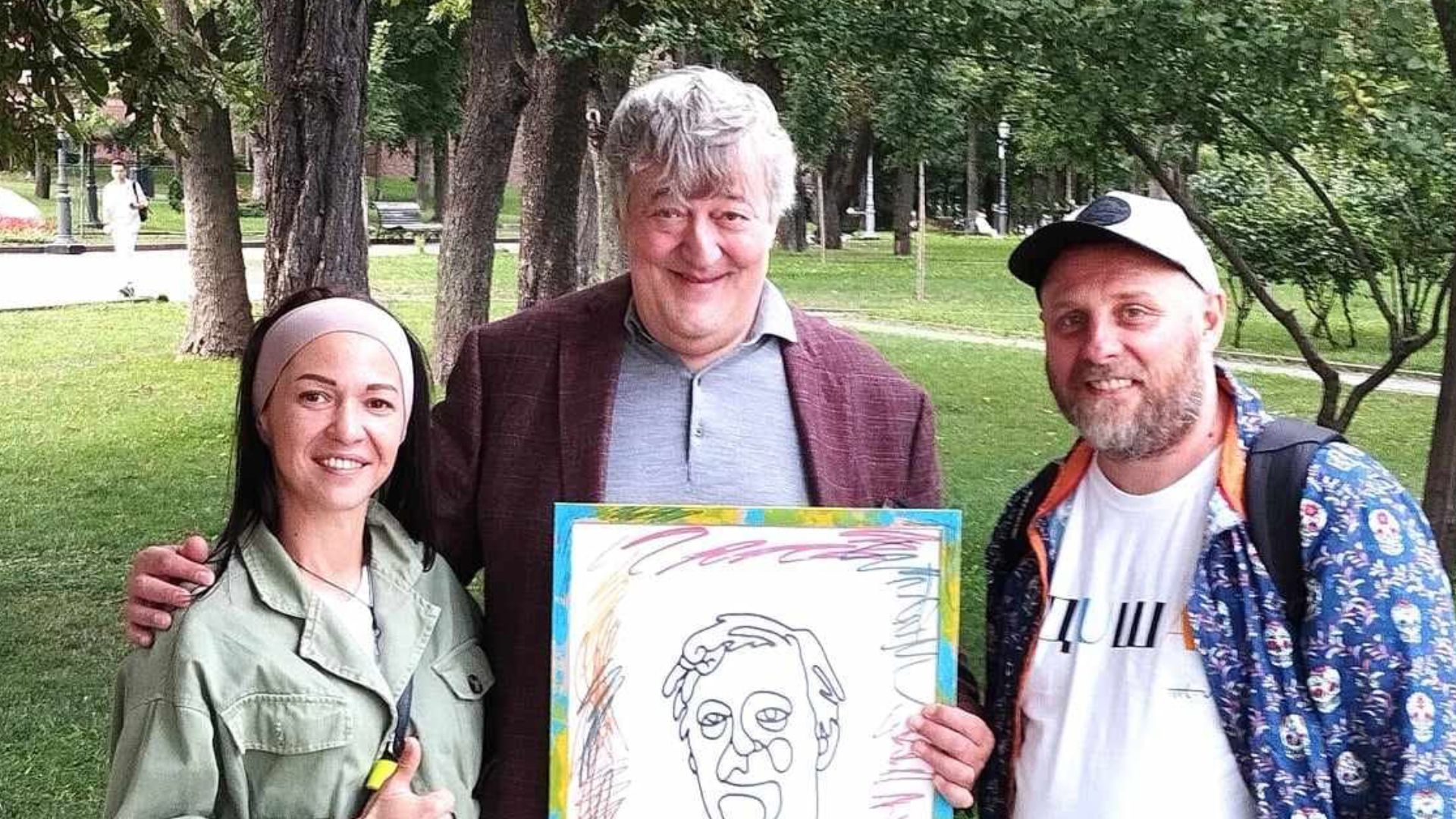 "Надзвичайний гумор і непохитна рішучість": Стівен Фрай поділився враженнями про Київ