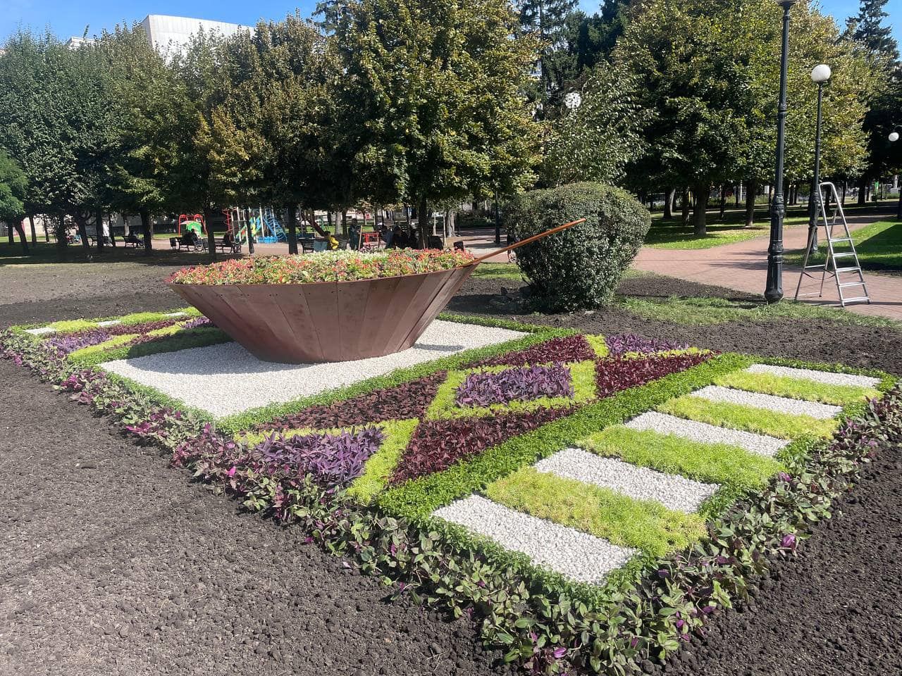 На клумбі у Києві з’явилася велика тарілка з борщем: дивіться фото