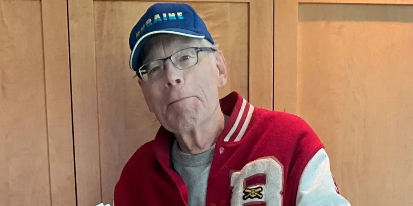 Стівен Кінг з'явився на публіці у кепці з надписом "Україна" (Фото)