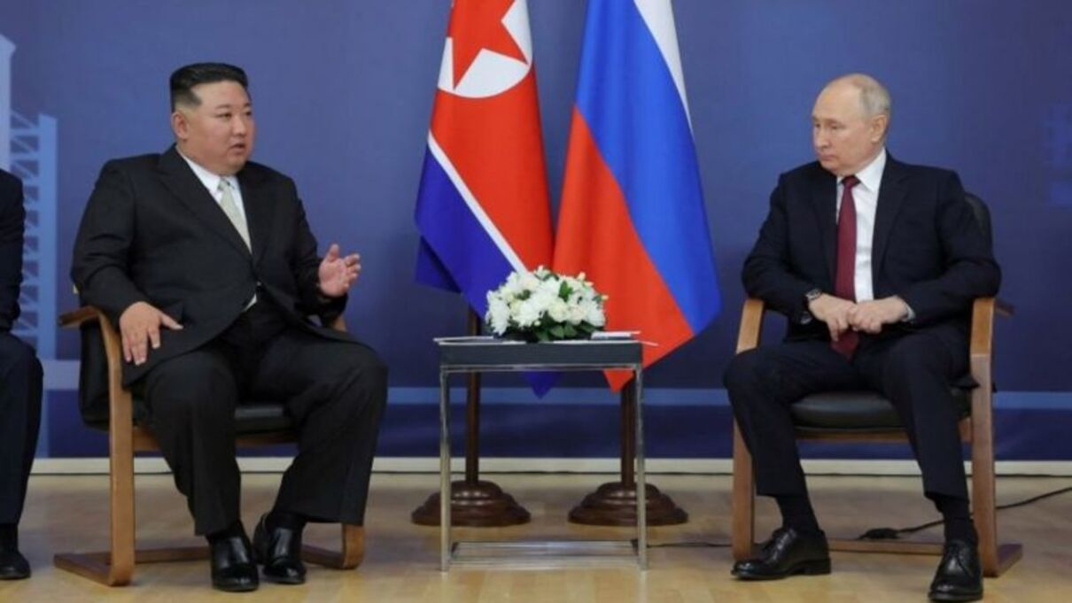 Таємничий ритуал: дивіться, як готували крісло для Кім Чен Іна на зустріч з Путіним