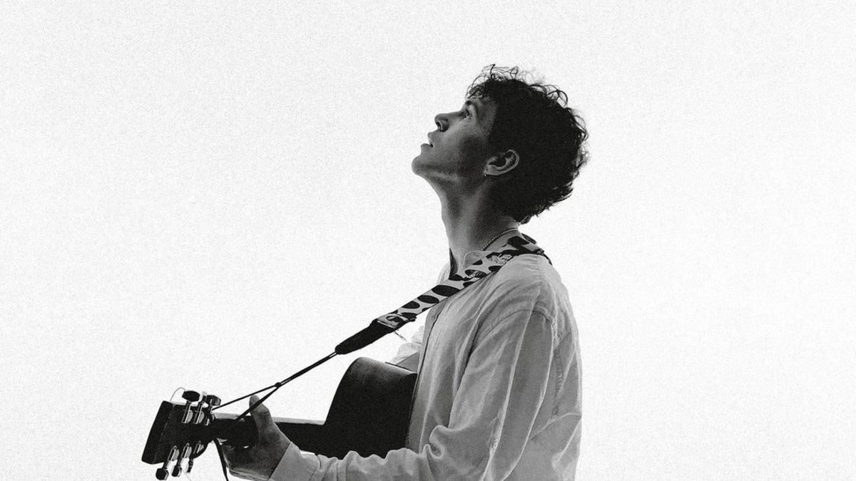 Співак ENLEO представив кліп на драйвову пісню "Бій подушками": гайда дивитися разом