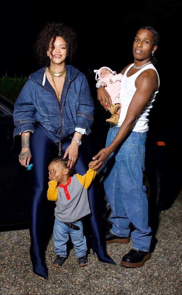 Дуже щаслива матуся: Ріанна показала новонародженого синочка - фото 531292