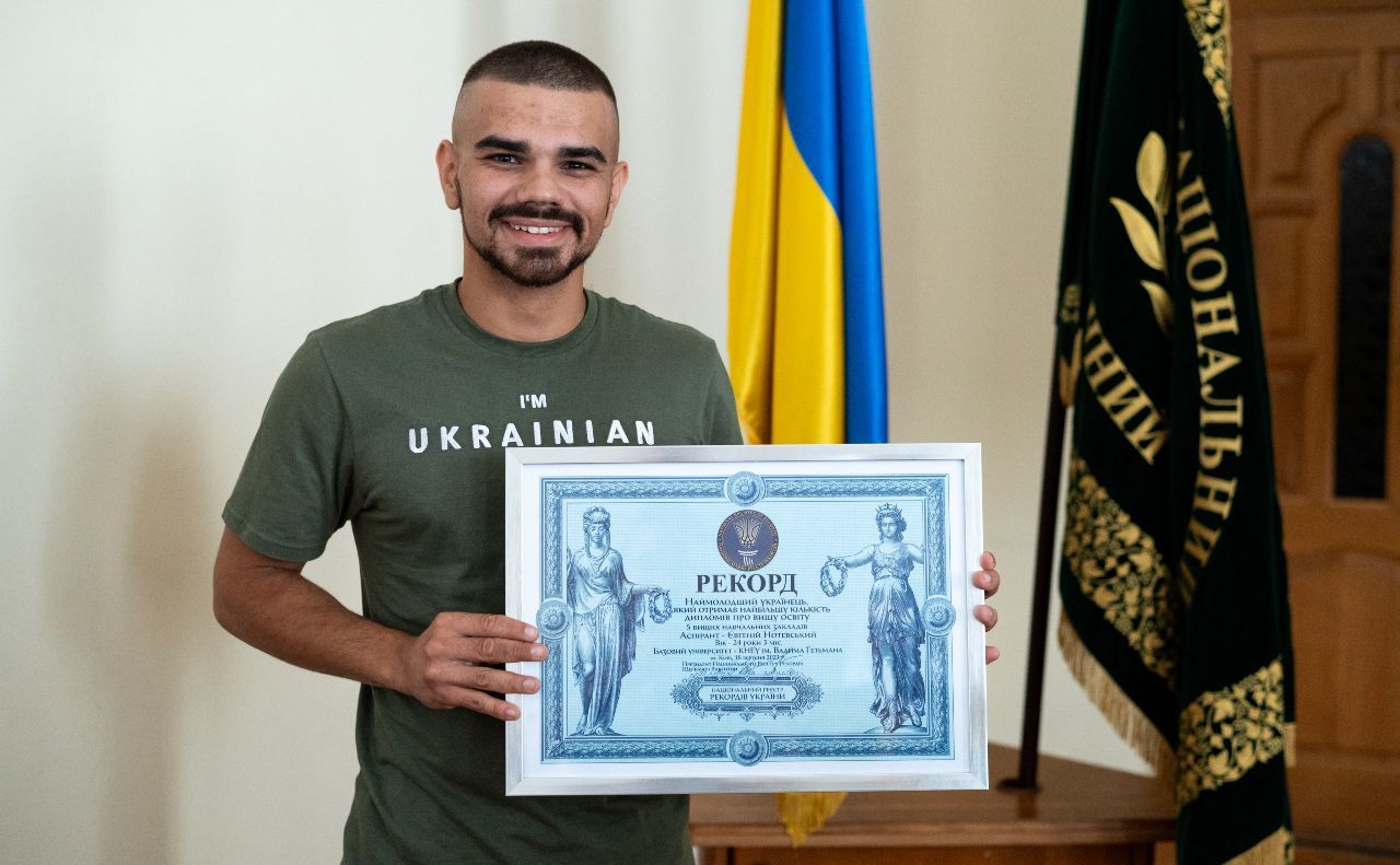 24-річний українець став рекордсменом: у нього найбільше дипломів