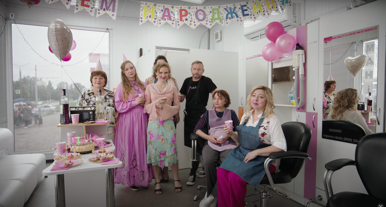 Антоніо Лукіч зняв свій перший музичний кліп: Жадан став перукарем у салоні "Барбі"