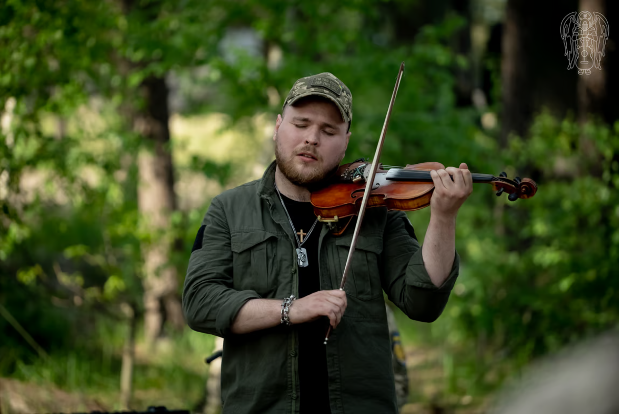 "We will rock you": неймовірне виконання пісні від скрипаля з ЗСУ