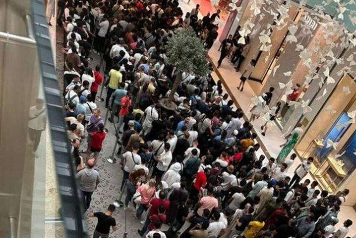 Черга за Iphone 15: фанати Apple влаштували заворушення в ТЦ Дубая