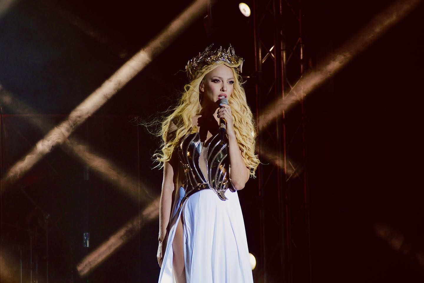 "У твоїх обіймах": Оля Полякова презентувала емоційний кліп (Відео)