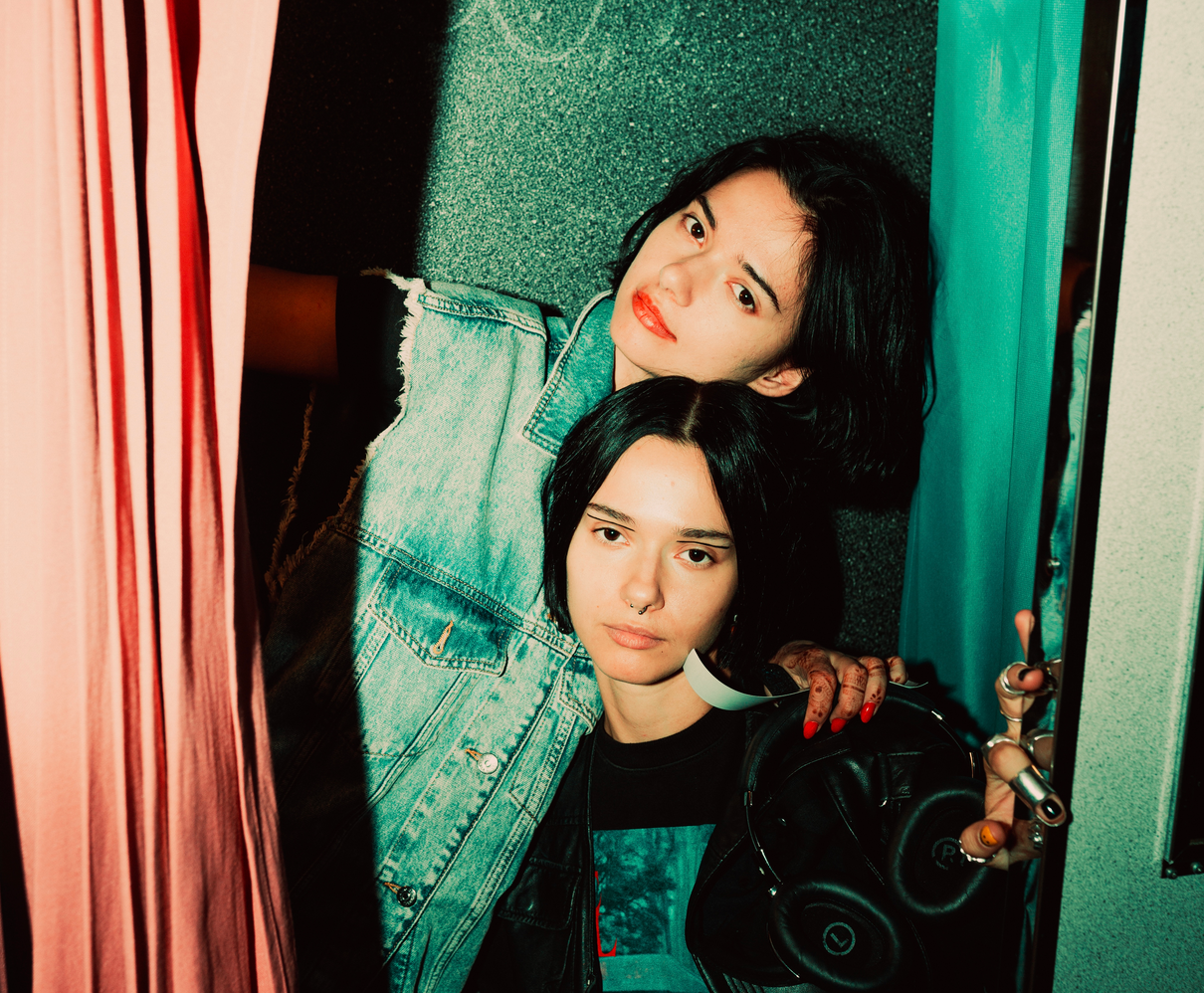 "Створювати ритми, а не бомби": протест проти російської агресії дуету Bloom Twins