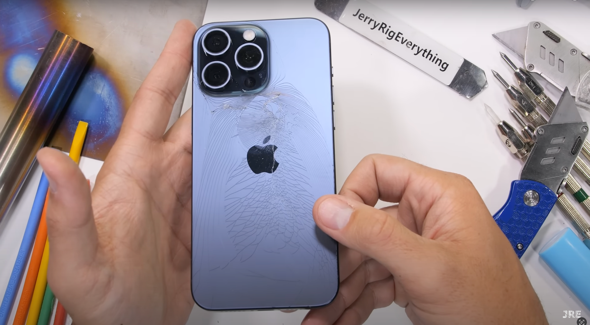 Новий iPhone 15 Pro Max – перший після 6S смартфон Apple, який не пройшов тест на міцність