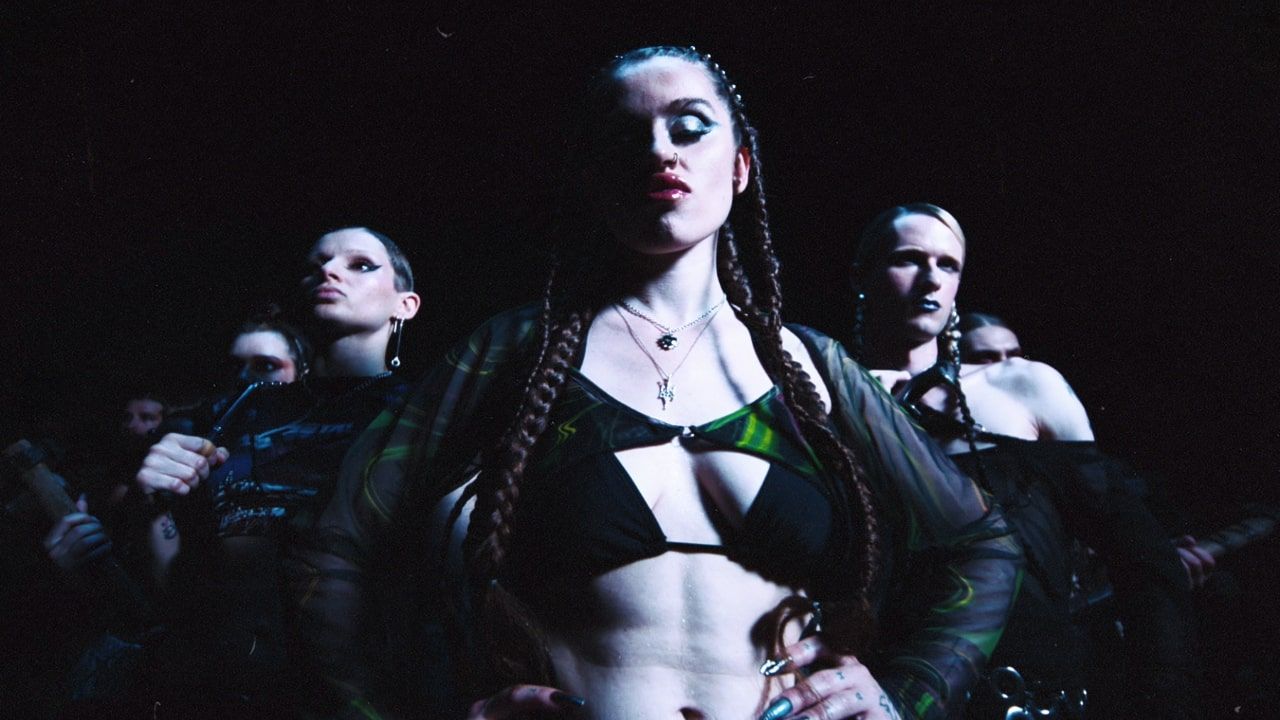 Свободу не дають, її беруть: співачка ТУЧА представила епатажний кліп на пісню "СЛЕЄРКА"