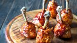 Апетитні лоллі-попси з курячих гомілок: рецепт від Володимира Ярославського