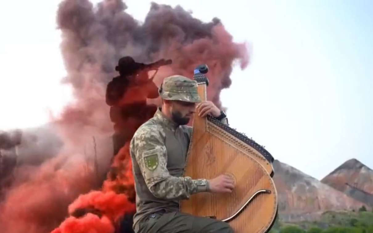 Військовий зіграв на бандурі “Елегію” посеред Донецького терикону – реакція мережі