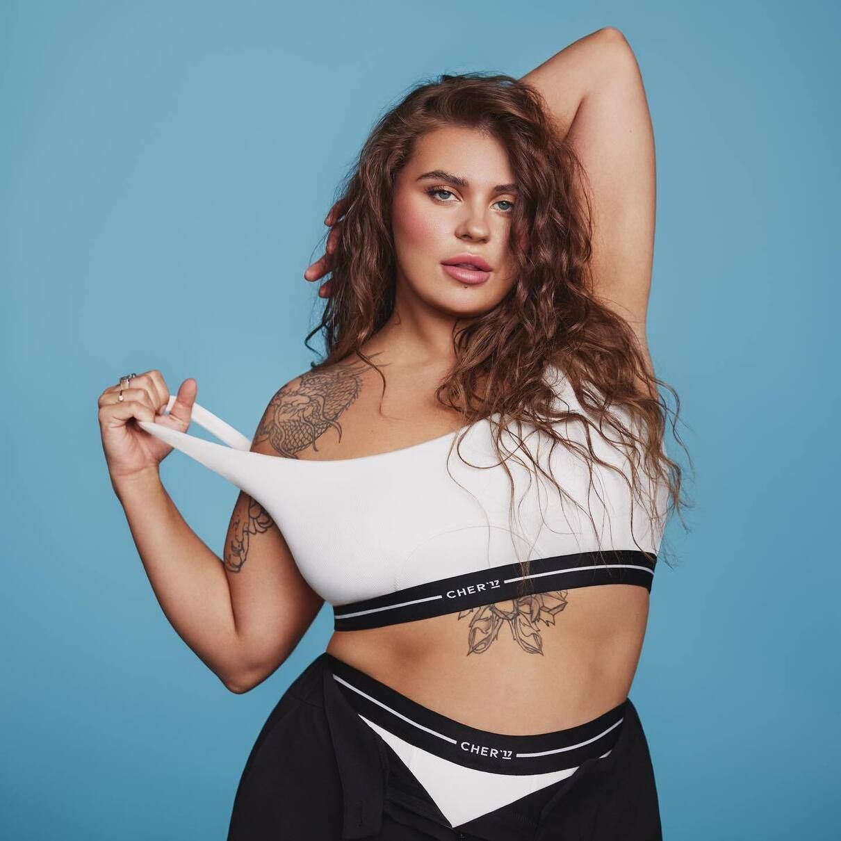 Для розкішних: бренд CHER’17 та виконавиця KAZKA презентували колекцію одягу plus size