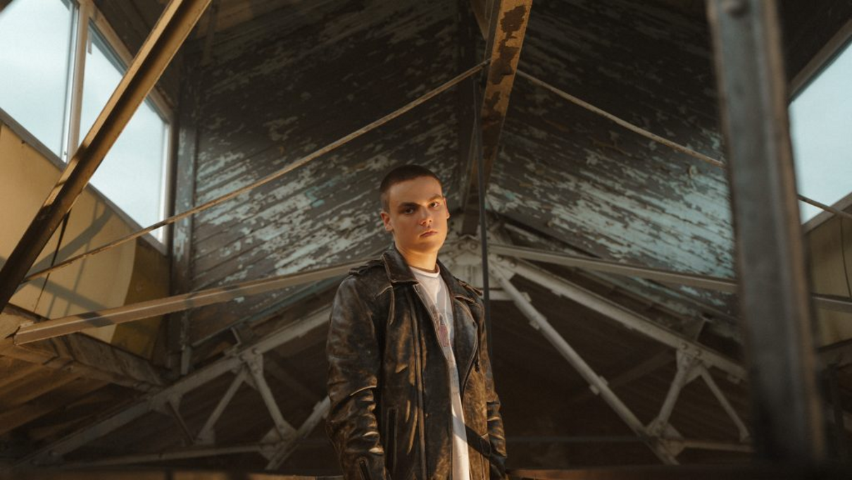 "Байдуже": ILLAI у новому треці розповів історію про любов, яка перемагає все