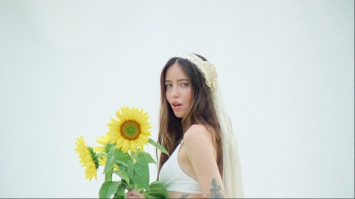 На самоті: DOROFEEVA презентувала  нову чуттєву танцювальну пісню