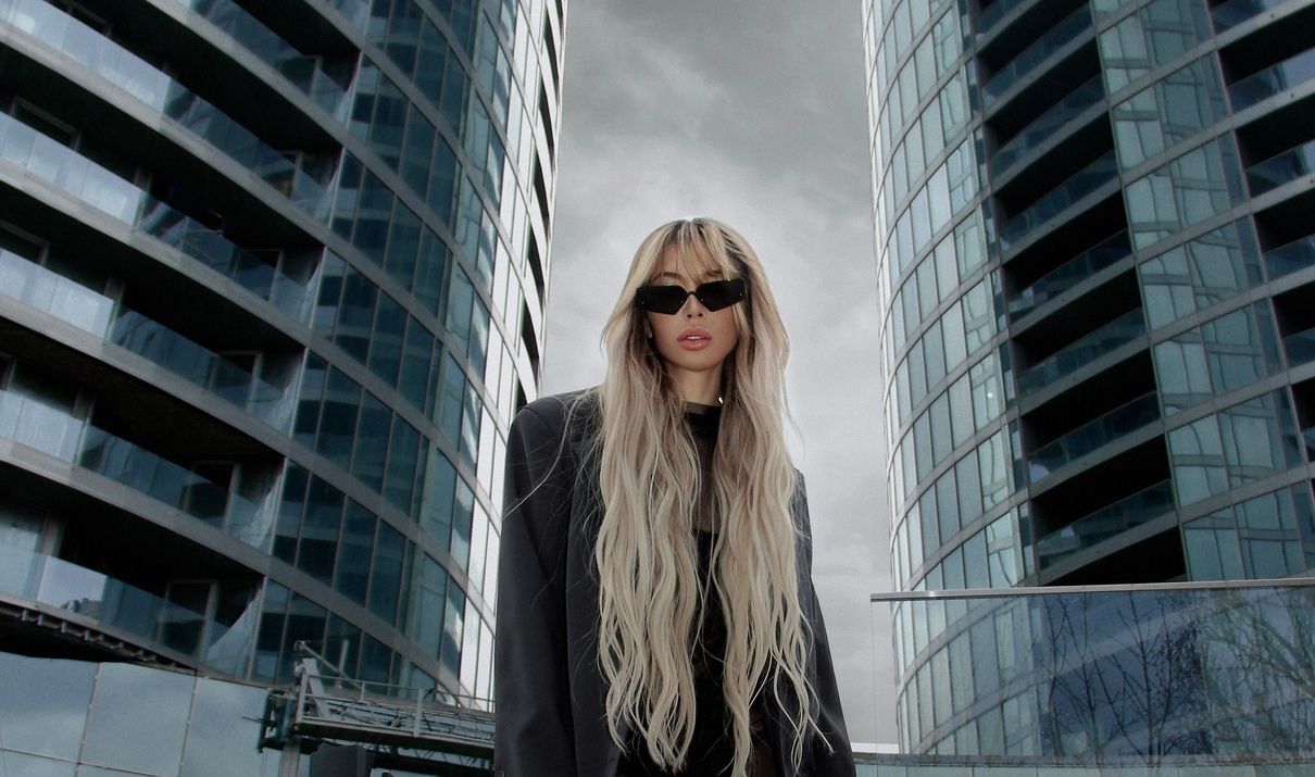 "Замок з піску" – виконавиця REYA презентує новий танцювальний трек