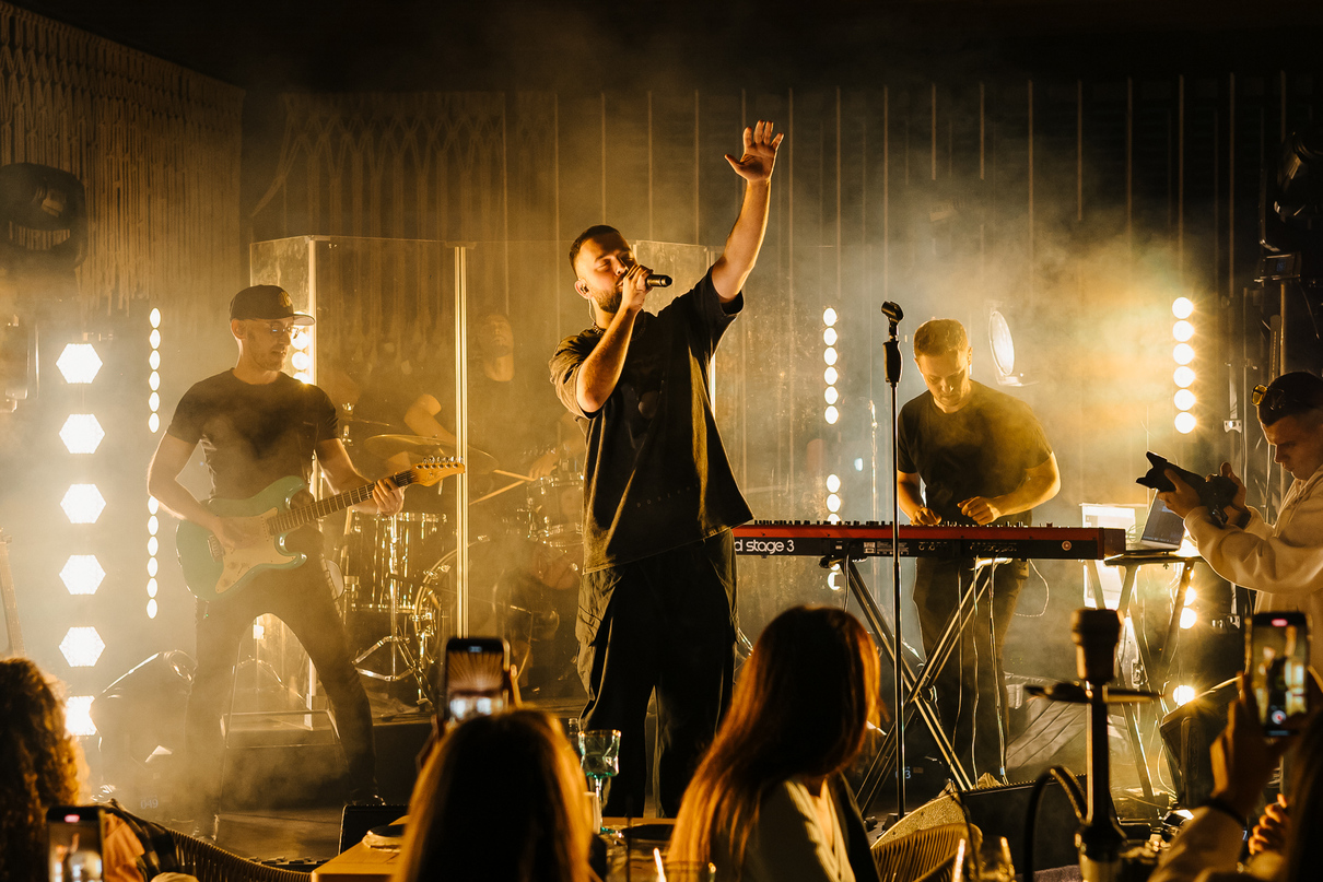 Прем’єра від BRYANGIN: виконавець представив нову пісню "Очі кольору безодні"