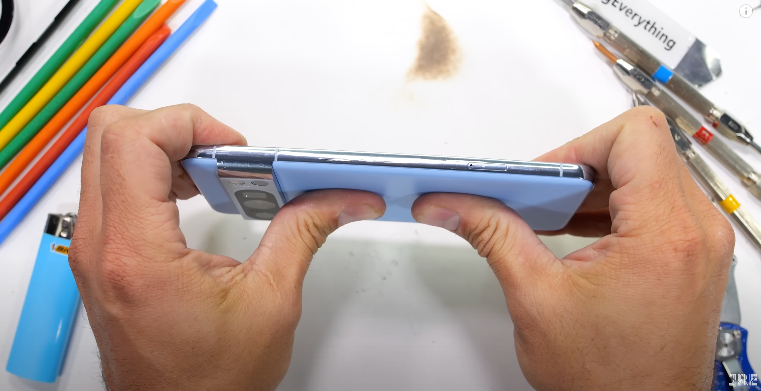 Палили, дряпали, згинали: чи вдалося Google Pixel 8 Pro пройти фірмовий тест на міцність