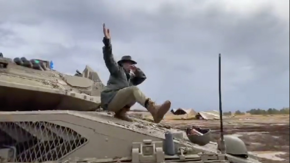 Військовий Ізраїлю станцював гопака на танку - фото 1