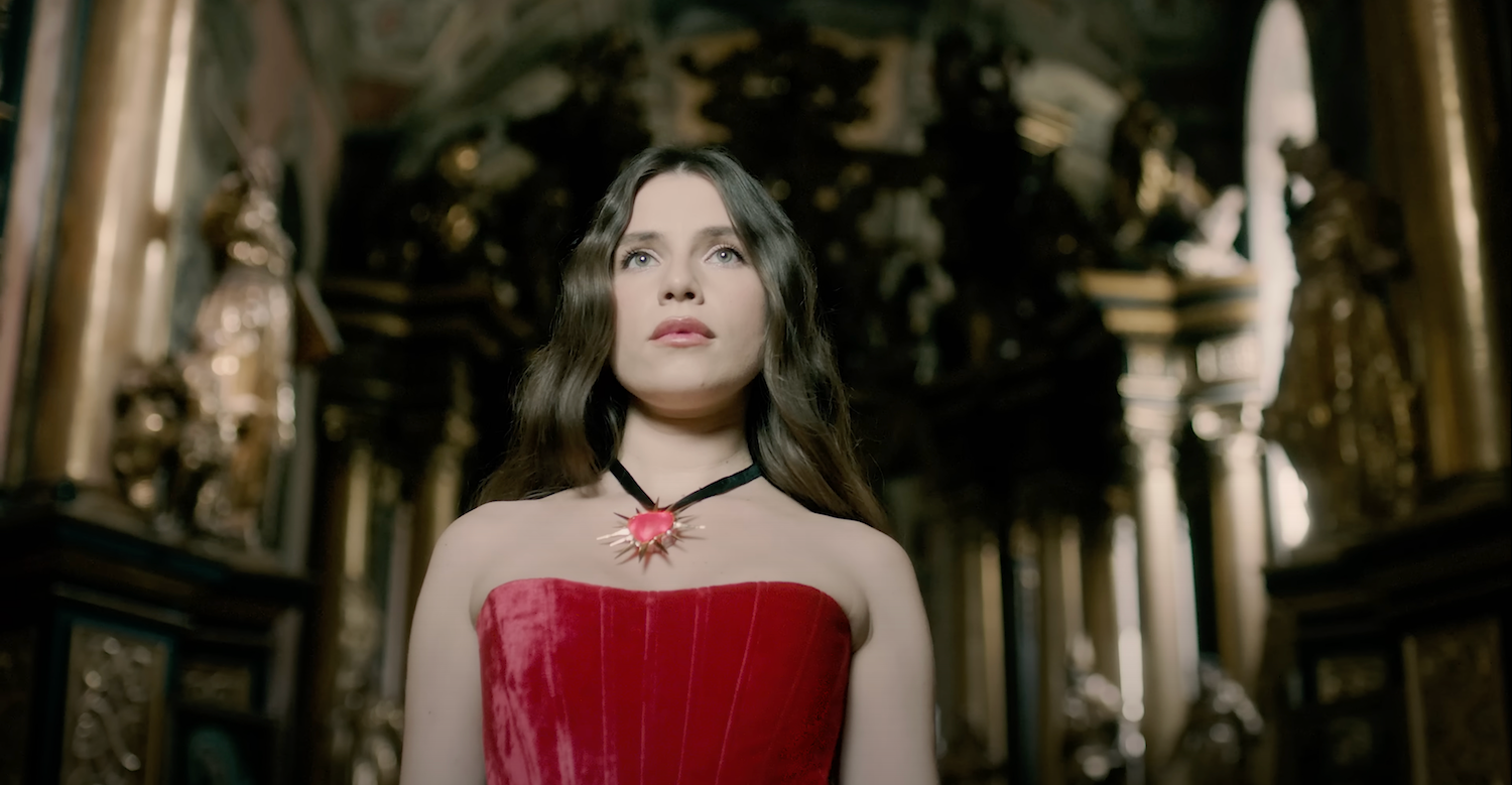 "Не хочу бути спаленою": Христина Соловій прокоментувала кліп "Серце", знятий у церкві