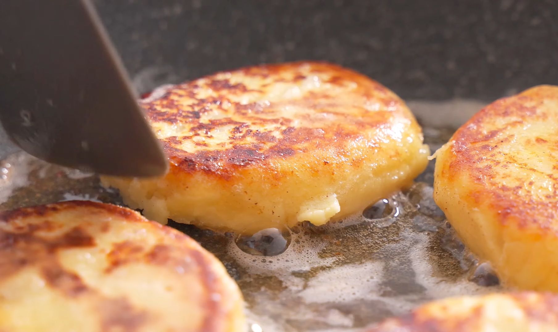 Рідні пальчики оближуть: приготуйте у неділю сирну картоплю