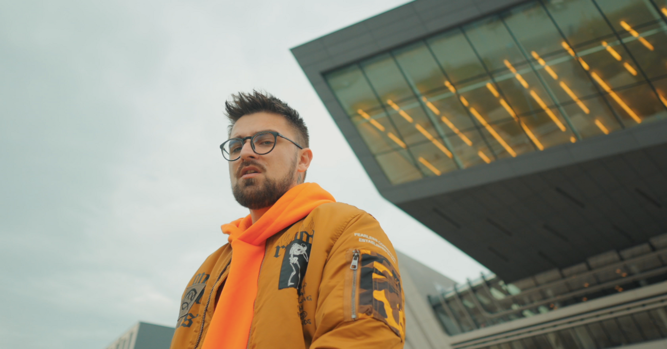 JULIK у новій пісні "Під зорями" заспівав про блекаут в душах окупантів