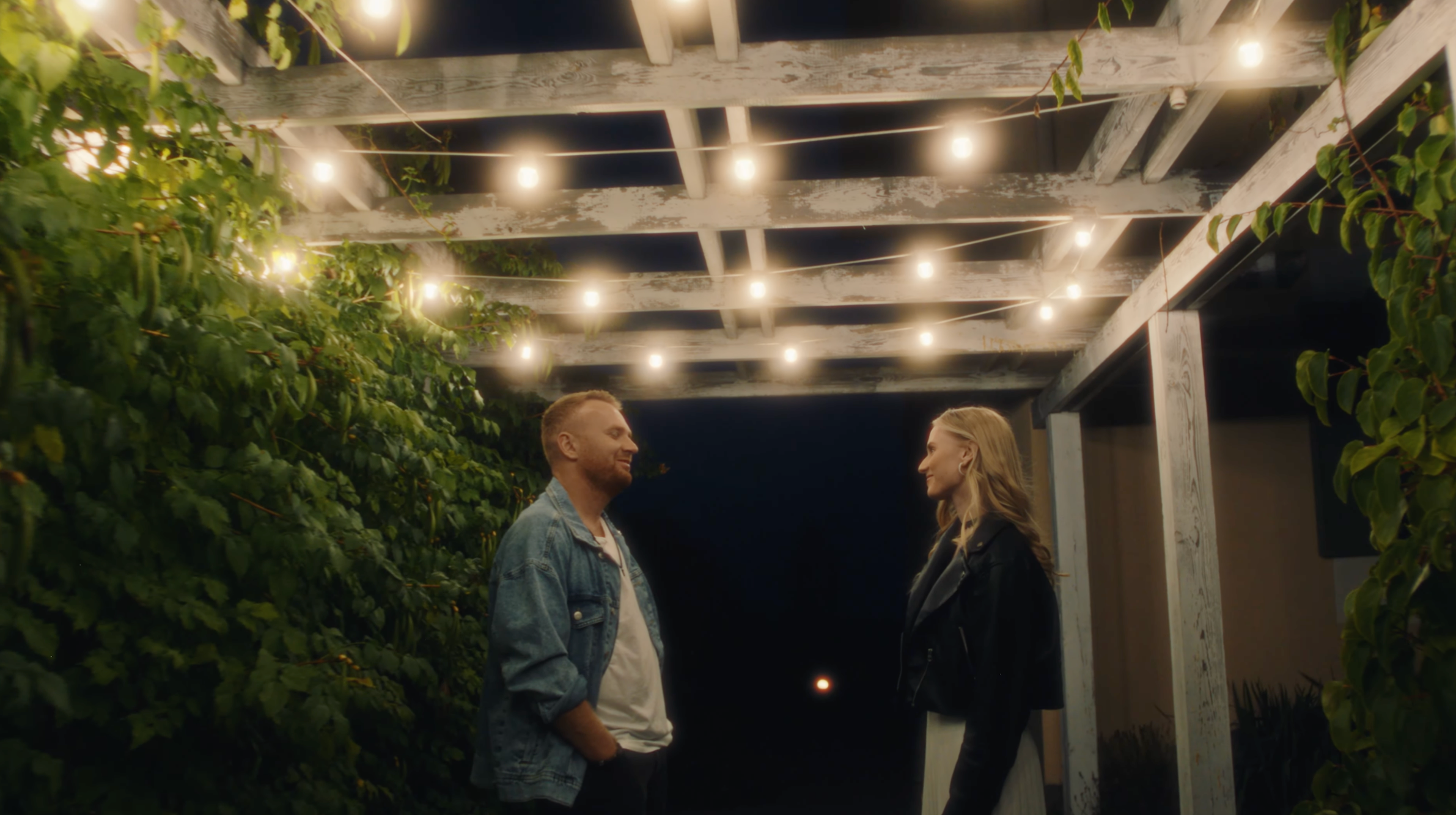 Океан почуттів і романтики у дуетному кліпі Романа Скорпіона і Mariia Dovgauk