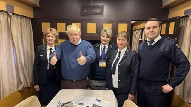 Борис Джонсон зі співробітниками Укрзалізниці - фото 533232