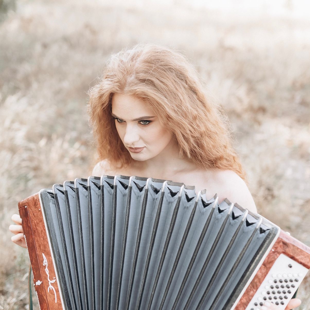 "Любов увійшла в чат – а я вийшла": співачка Геля Зозуля випустила нову пісню "І ось"