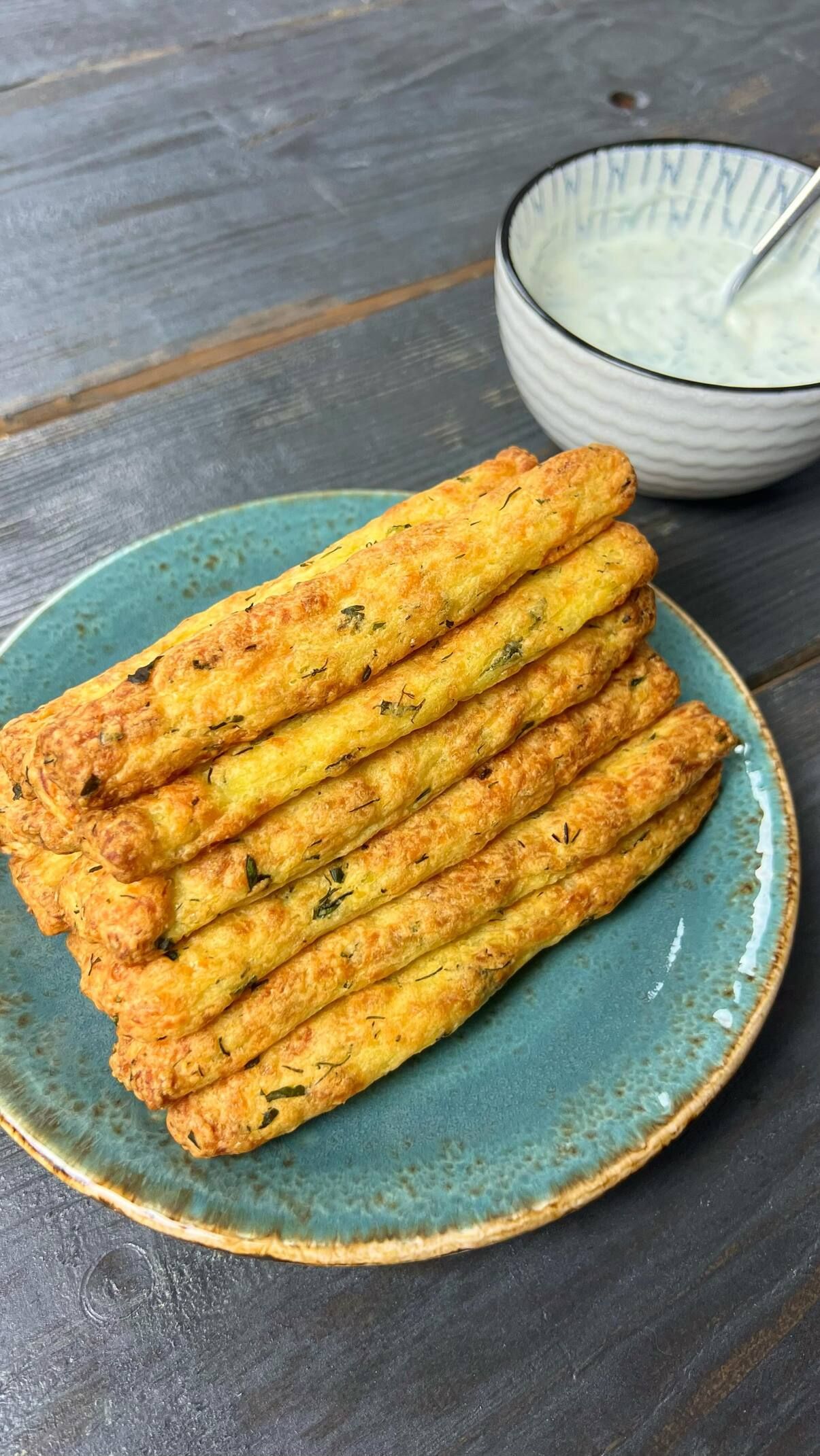 Рецепт, щоб похрустіти: готуємо сирно-картопляні палички зі сметанним соусом