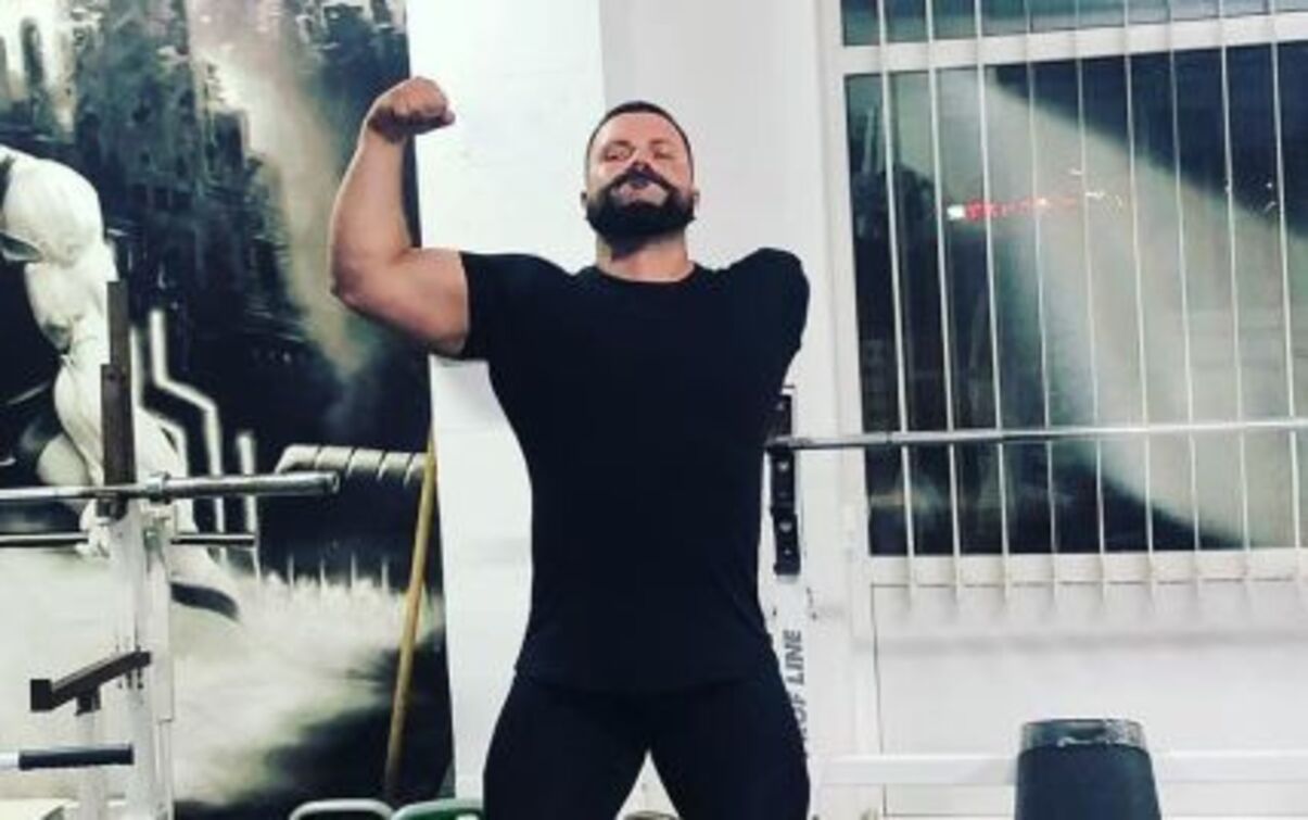 260 кілограмів однією рукою: 33-річний українець-стронгмен встановив рекорд заради доньки