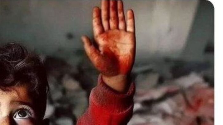 Фото з малим палестинцем на тлі тіла мами – фейк і продукт ШІ