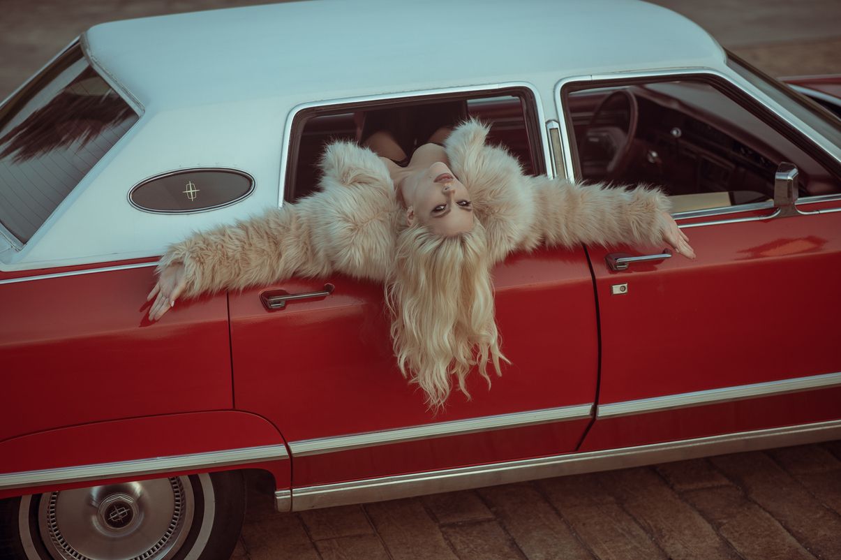 Співачка MUDRA презентує сингл про історію кохання "Шаленію"