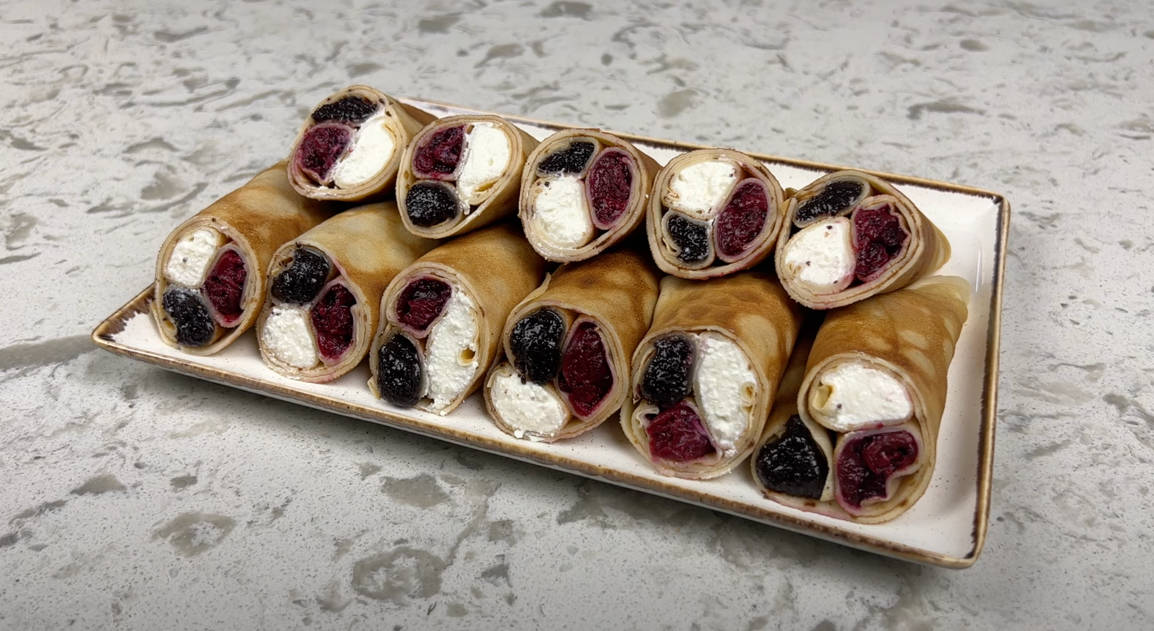 Просто неможливо втриматися: рецепт млинків з потрійною начинкою