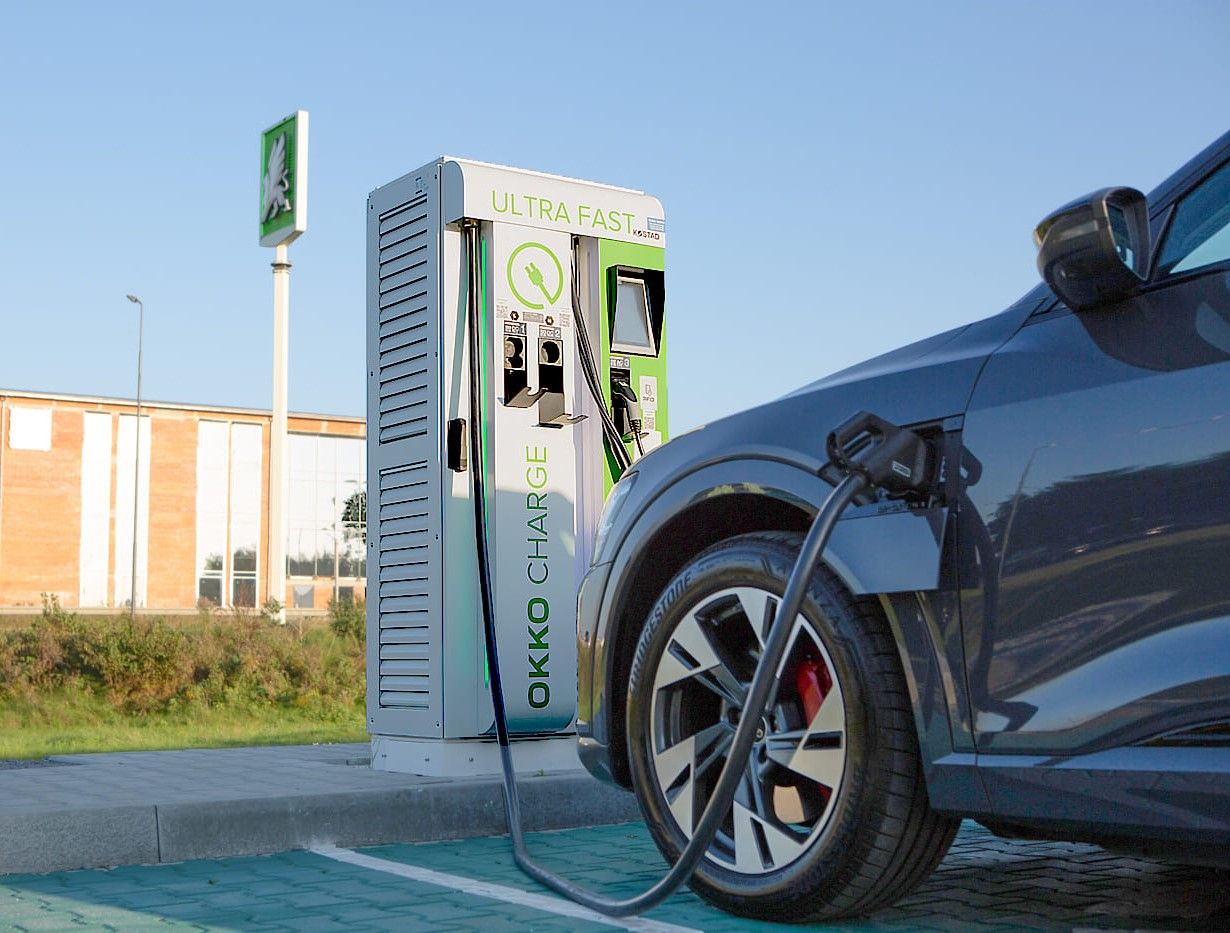 ОККО розгорнула мережу швидкісних електрозарядок, але є нюанс