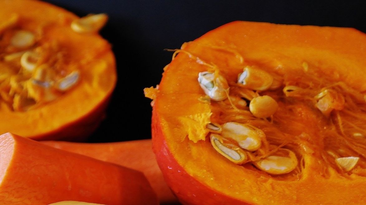 Рецепти з гарбуза не закінчуються: готуємо гарбузово-морквяний кекс - фото 1