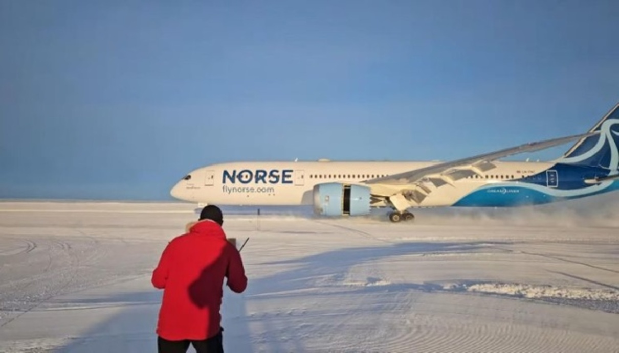 В Антарктиді вперше приземлився пасажирський літак Boeing 787