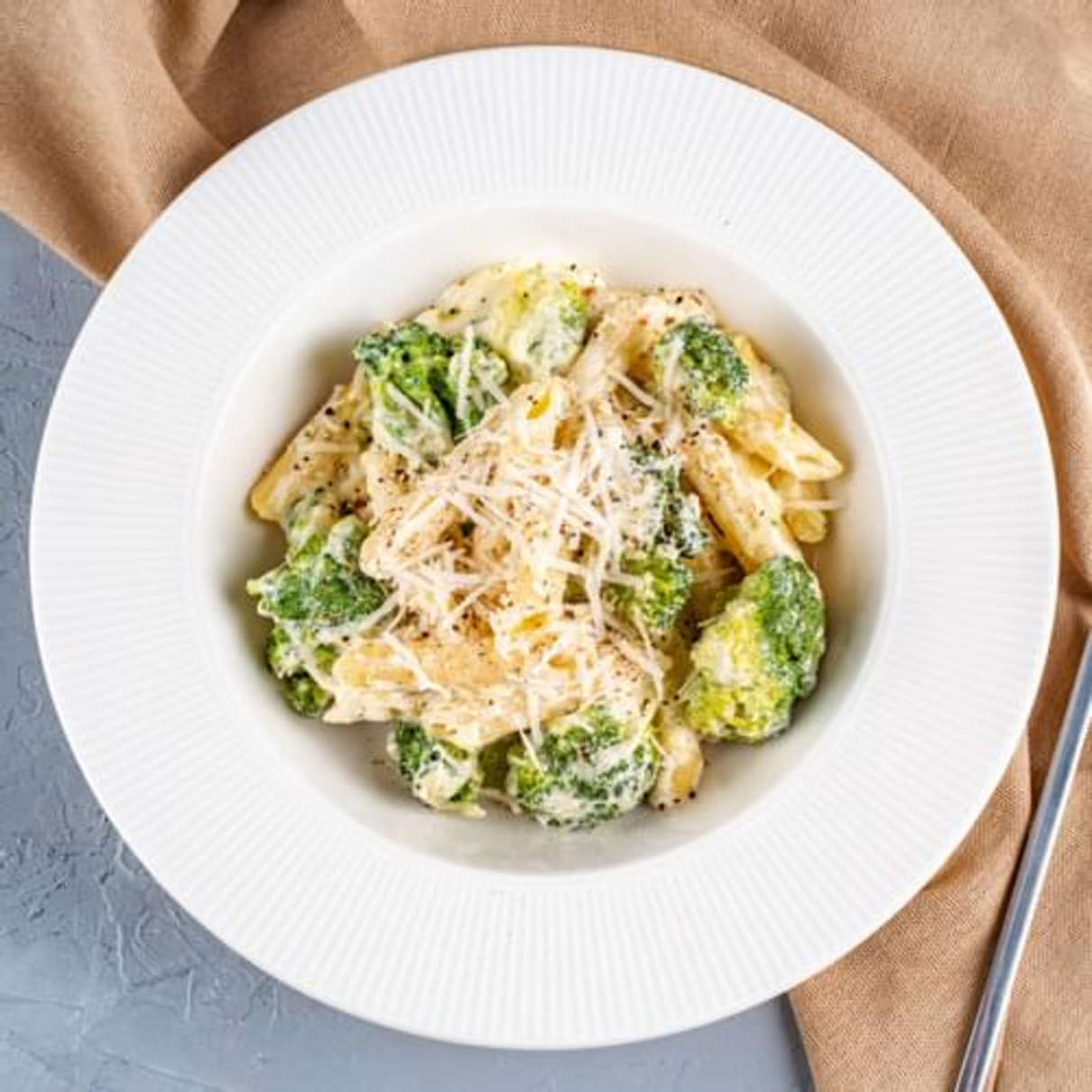 Неймовірно апетитна домашня паста з броколі та мітболами від шефа