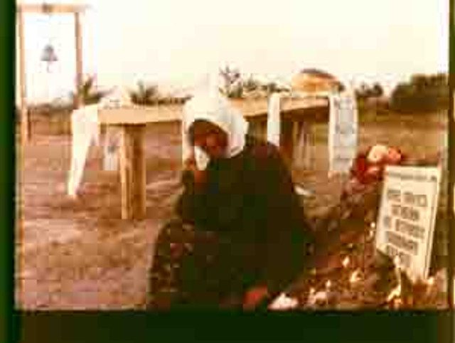 Бабуся на могилі - фото 534280