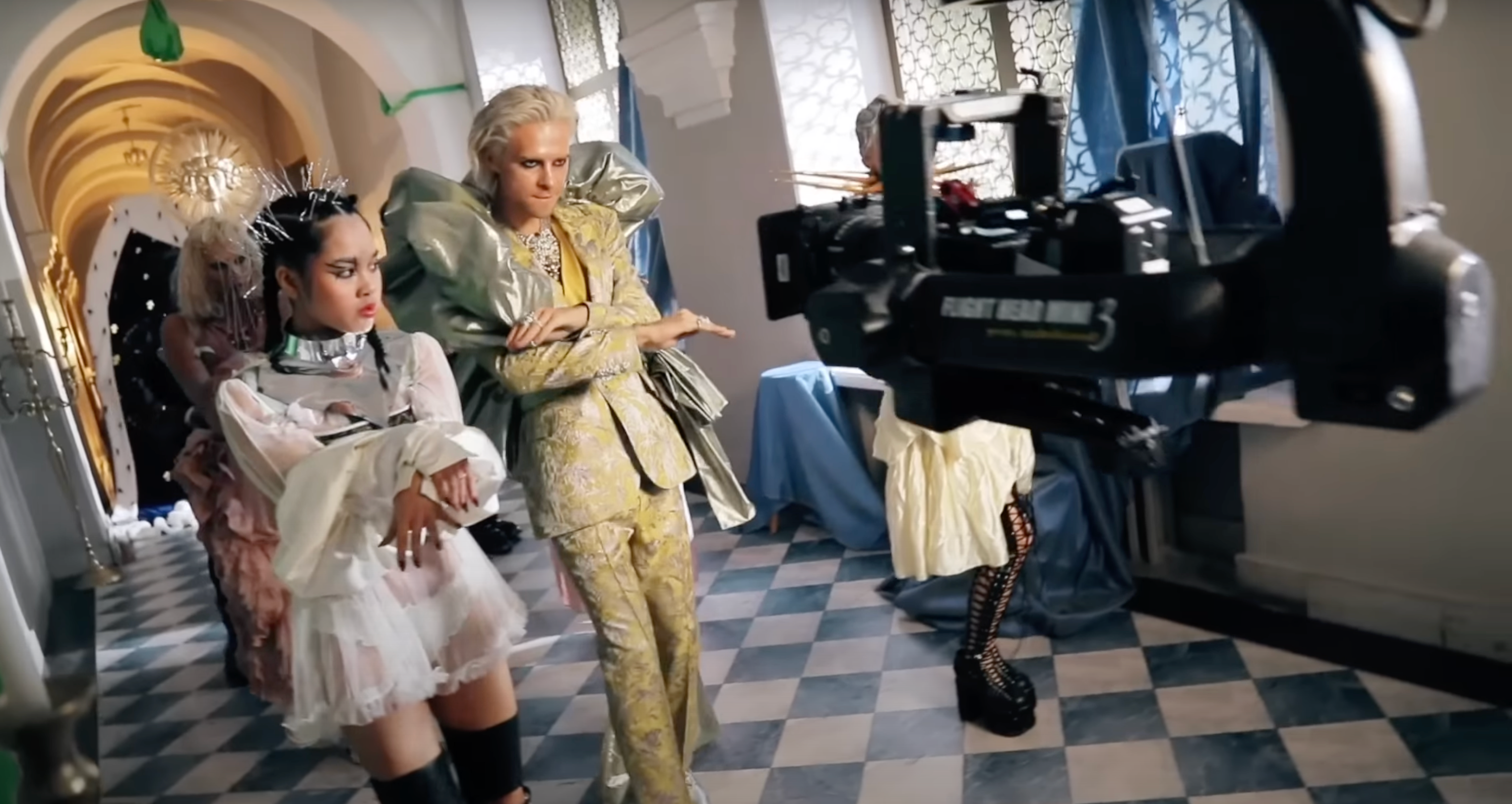 Чекала 2 роки: Макс Барських показав, як знімали його гротескний кліп на пісню Rich